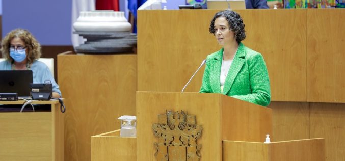 Secretária regional de Educação dos Açores pede pacto de regime no parlamento