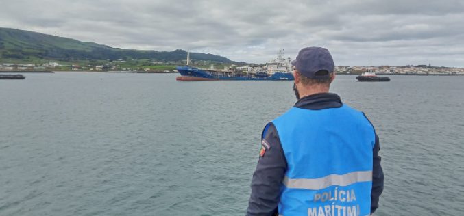 Navio-tanque que embateu no ilhéu da Praia atraca em segurança na ilha Terceira