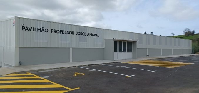 Pavilhão desportivo nos Remédios da Lagoa designado Professor Jorge Amaral