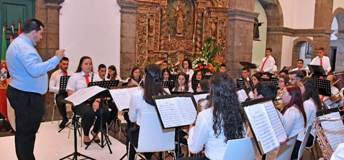 Orquestra Juvenil da Lagoa atua na igreja do Cabouco