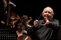 Jean-Sébastien Béreau dirige Sinfonietta de Ponta Delgada no Teatro Micaelense