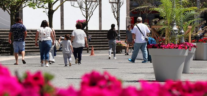 Domingo é dia de brincar na rua no centro histórico de Ponta Delgada